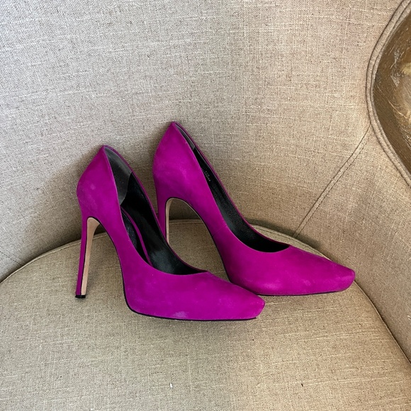 Rachel Roy 'Gardner' 5' high heel pump. 8.5 size Fuchsia suede leather. - Picture 2 of 7